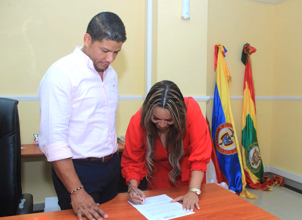 La nueva Gerente Eimy Camargo firmando la posesión.