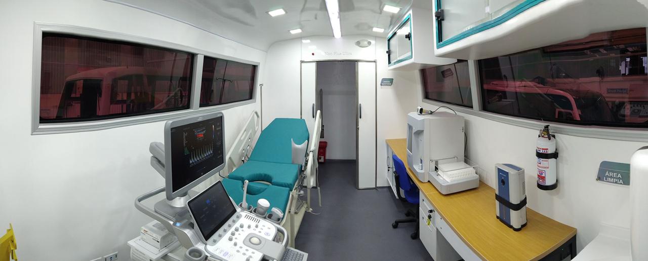 Detalles de la clínica móvil donada por Siemens.