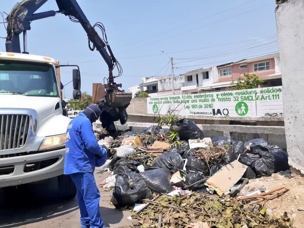 El retiro de basuras del arroyo Paraíso por operarios de la Agencia Distrital de Infraestructura.
