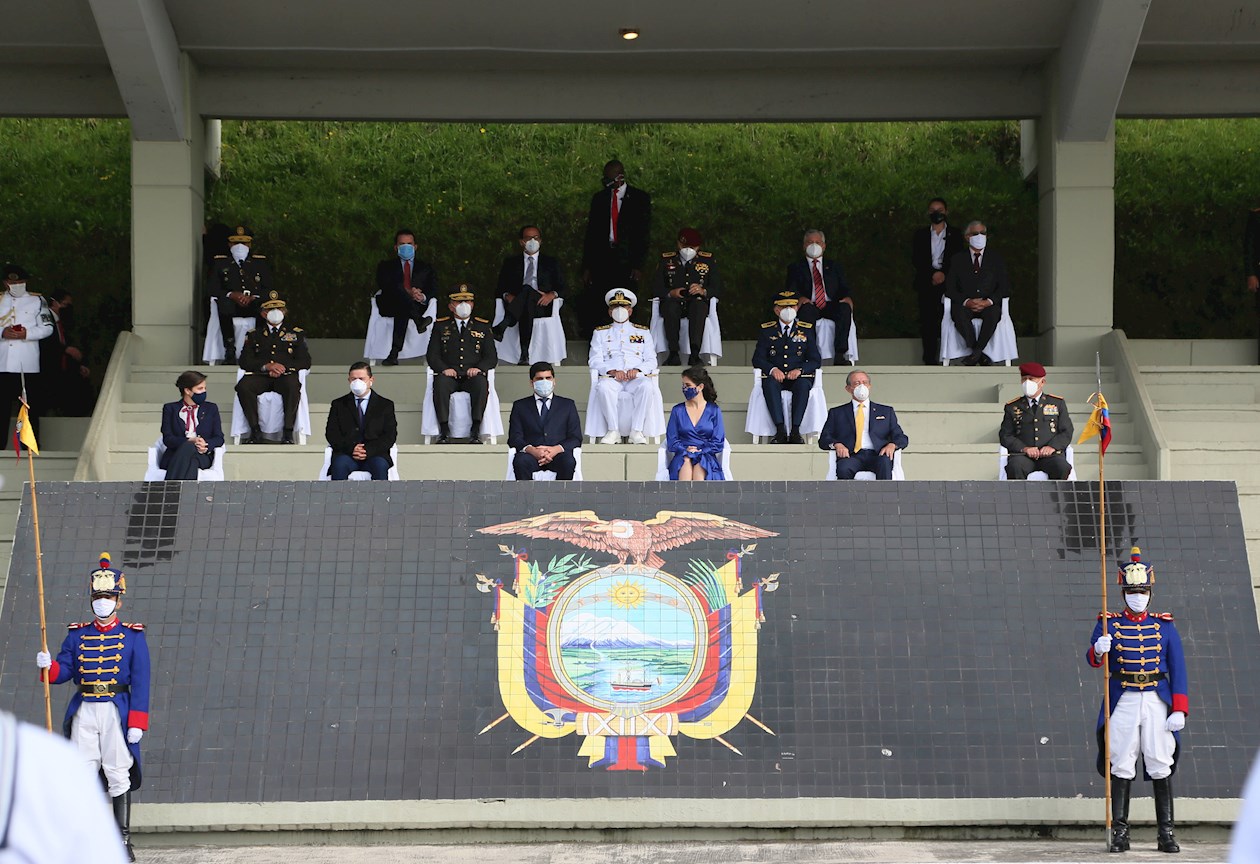  Autoridades civiles y militares participan en el desfile de conmemoración de la Batalla de Pichincha, este domingo, en Quito (Ecuador). 