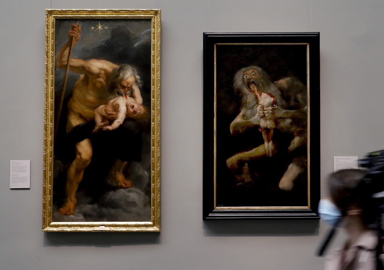 Las obras "Saturno devorando a su hijo" de Rubens (i) y Francisco de Goya (d), expuestas juntas por primera vez en la muestra "Reencuentro", un espectacular montaje de las obras del Museo del Prado más emblemáticas de su colección permanente que se inaugura el sábado y se extenderá hasta el 13 de septiembre en la Galería Central de la Pinacoteca.