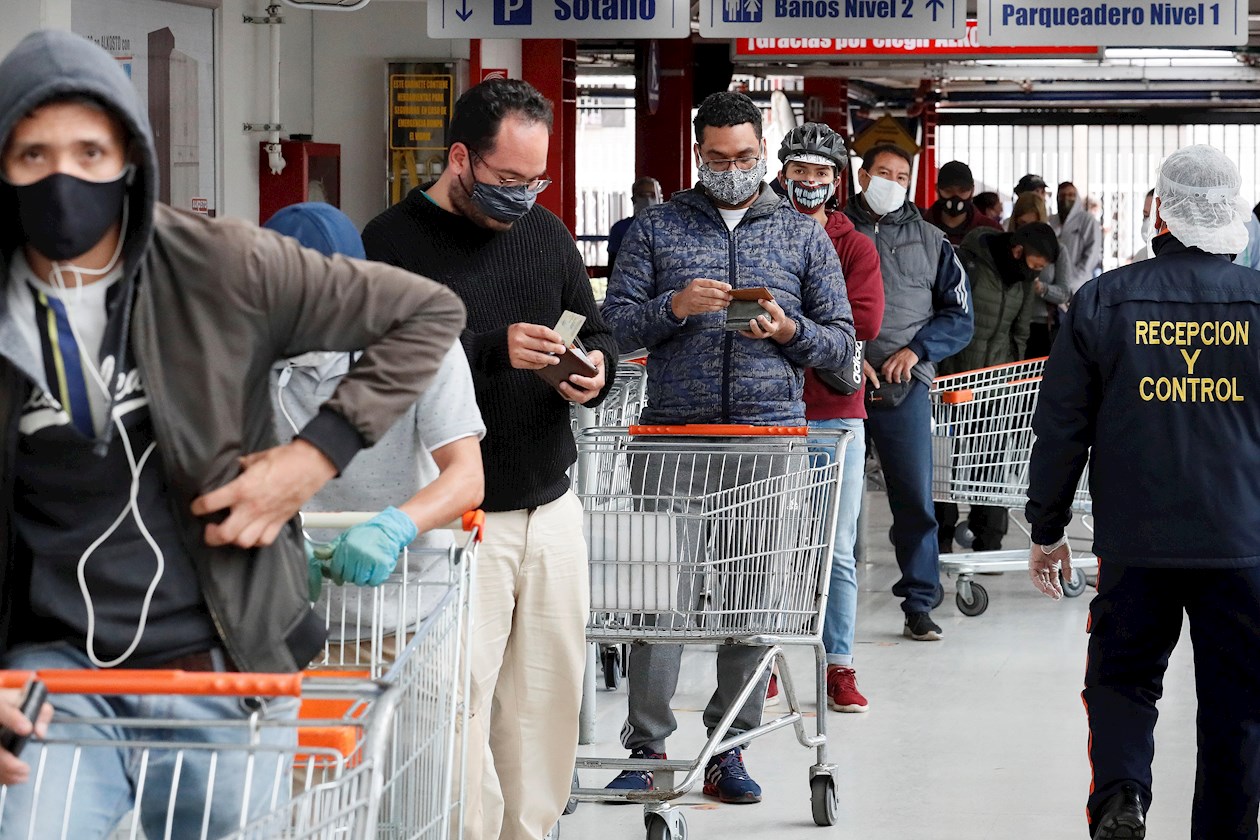 Una fila de compradores fue registrada este viernes antes de ingresar a un almacén en Bogotá (Colombia).