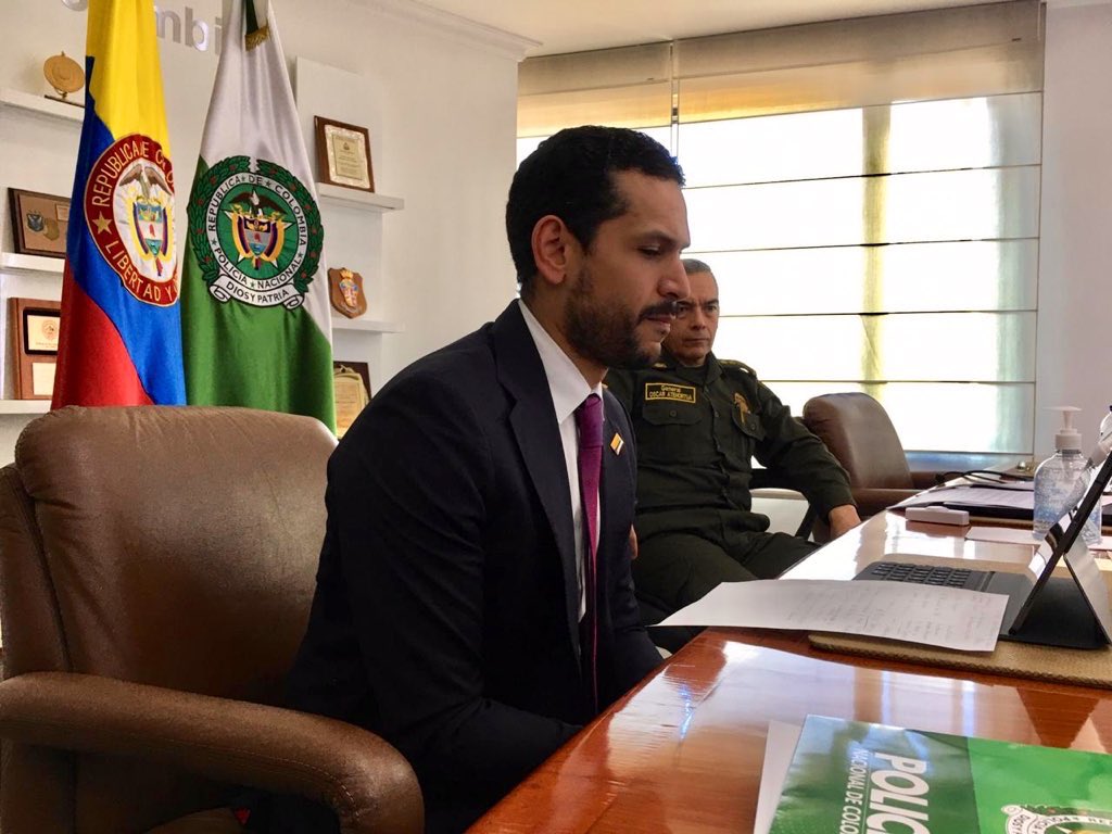El Viceministro del Interior, Daniel Palacios y el Director General de la Policía Nacional de Colombia, Óscar Atehortua. El Viceministro entregando balance del Día sin IVA, sin tapabocas.