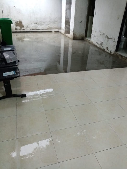 Inundación por la lluvia de este sábado en puesto de salud de Taganga.