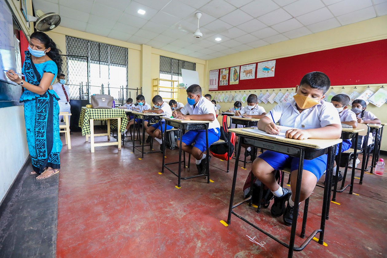 Temiendo un rebrote, Sri Lanka comenzó la reapertura. En la foto, un colegio ya en actividades.