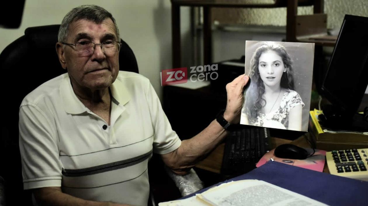 Martin Mestre y una foto de su hija Nancy Mestre Vargas.