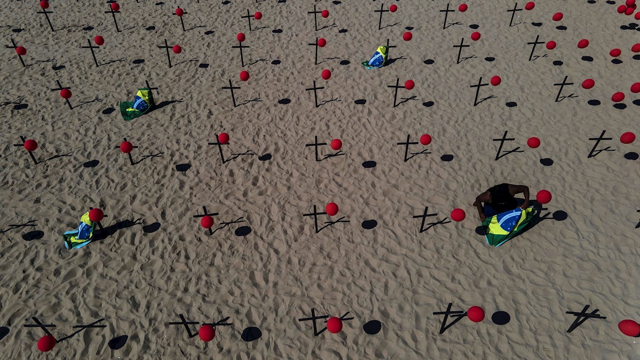 Para homenajear a quienes perdieron la vida por el Covid-19, mil globos inflados con helio fueron esparcidos en la playa más famosa de Brasil.