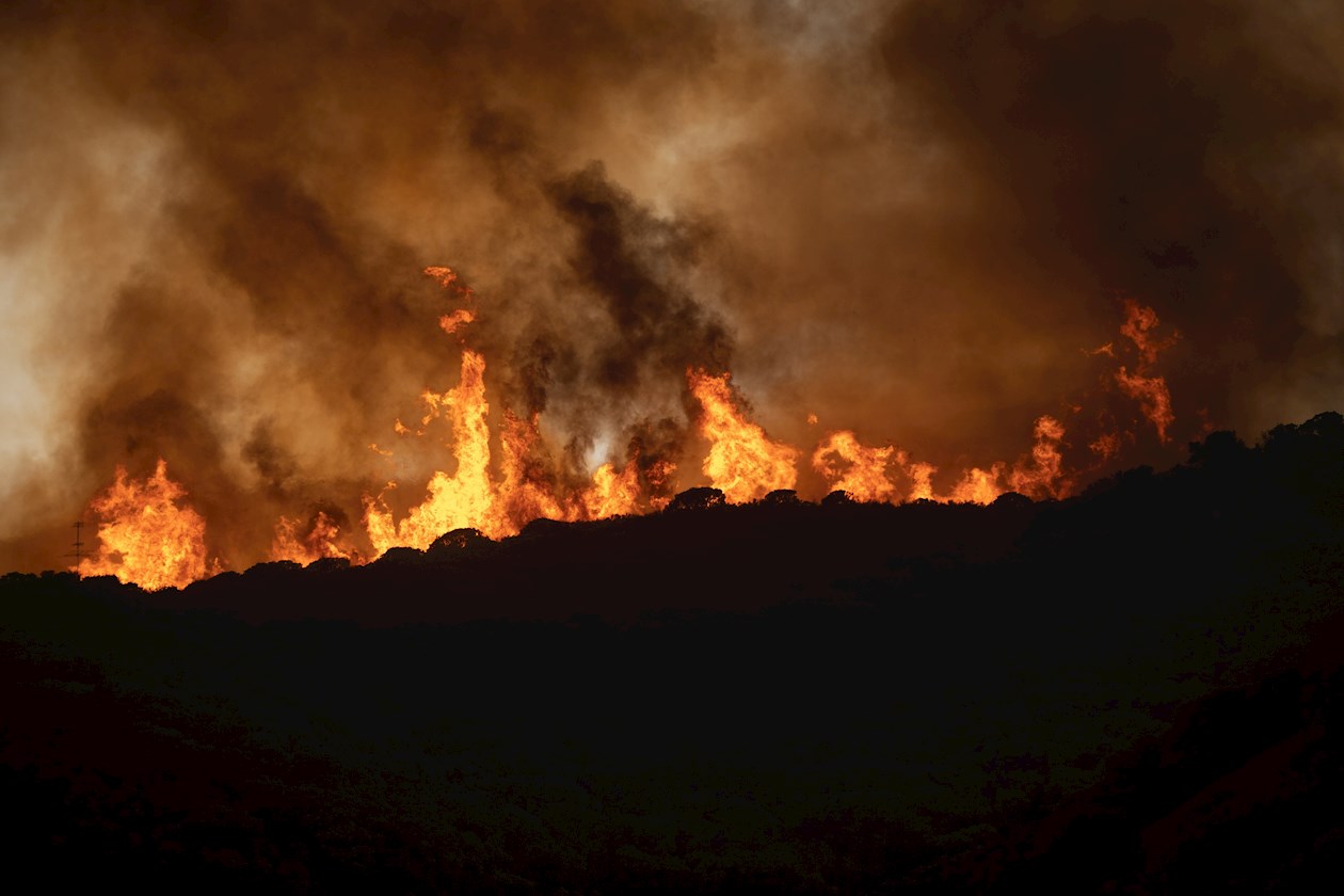 Cuadrillas de bomberos continuaban luchando el jueves para controlar un incendio forestal en el sur de California.