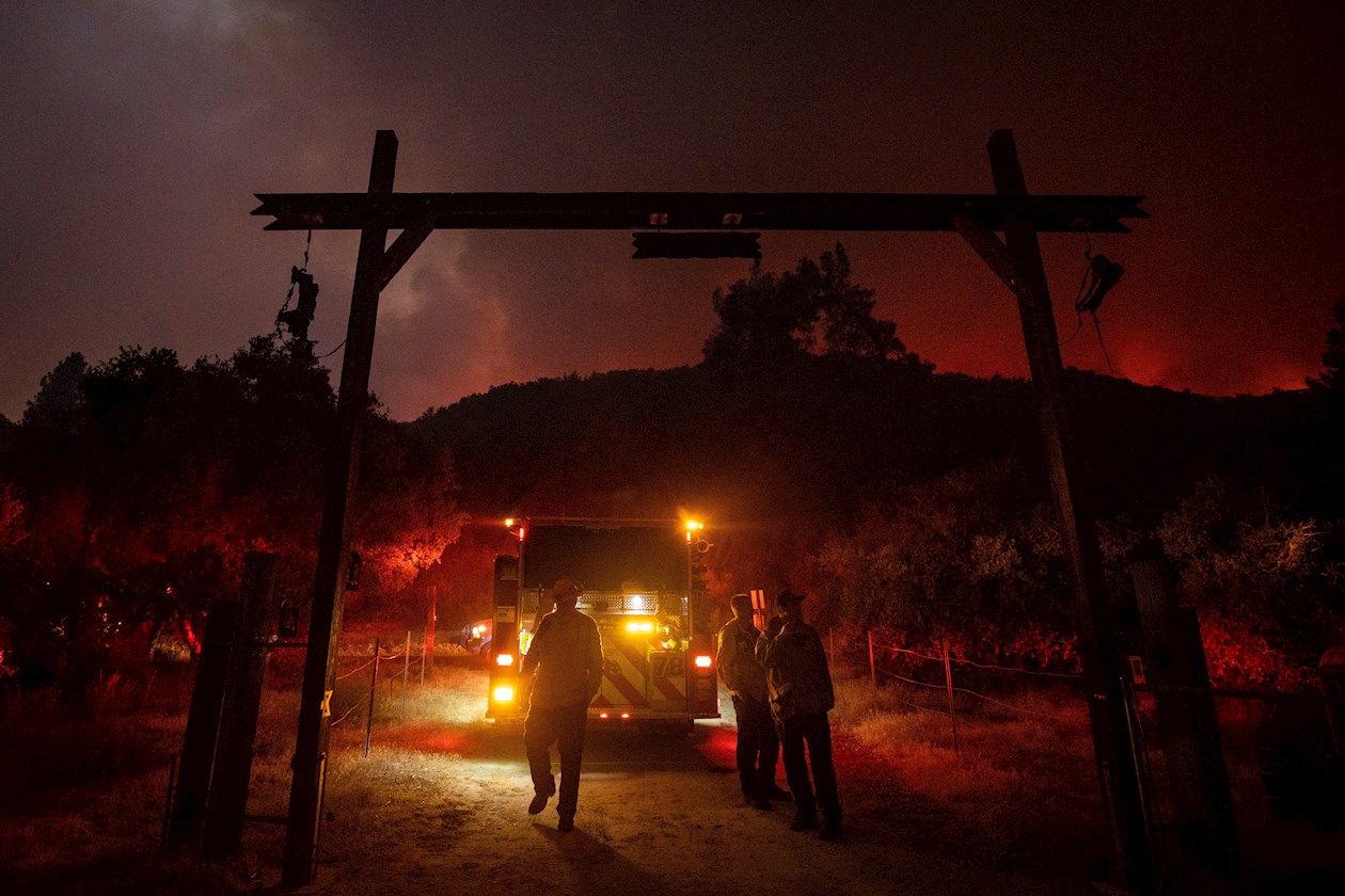 El fuego provocó órdenes de evacuación de unas 100 casas y otros edificios mientras atravesaba terrenos forestales.