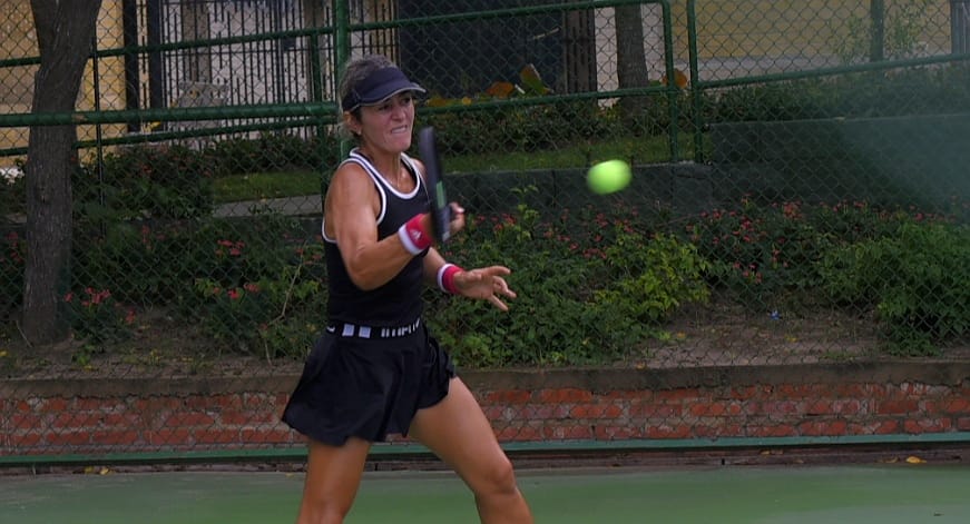 Una tenista en acción en el Parque de Raquetas