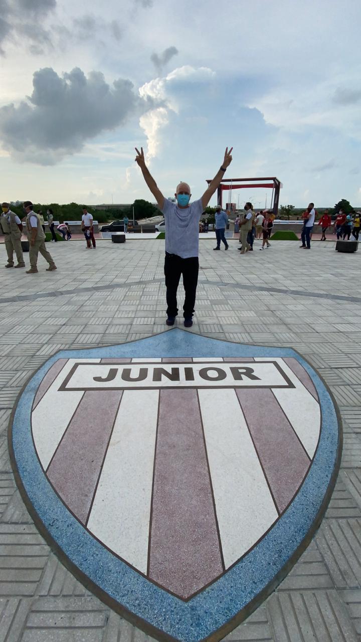 Christian Daes, COO de Tecnoglass, frente al escudo del Junior, en la Ventana de Campeones.