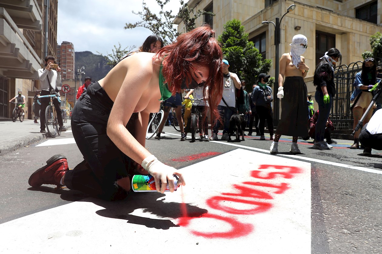 Colectivos feministas se reunieron frente a la Corte Constitucional este domingo para pedir que el aborto sea despenalizado en Colombia en el marco del Día por la Despenalización y Legalización del Aborto que se conmemora cada 28 de septiembre. 