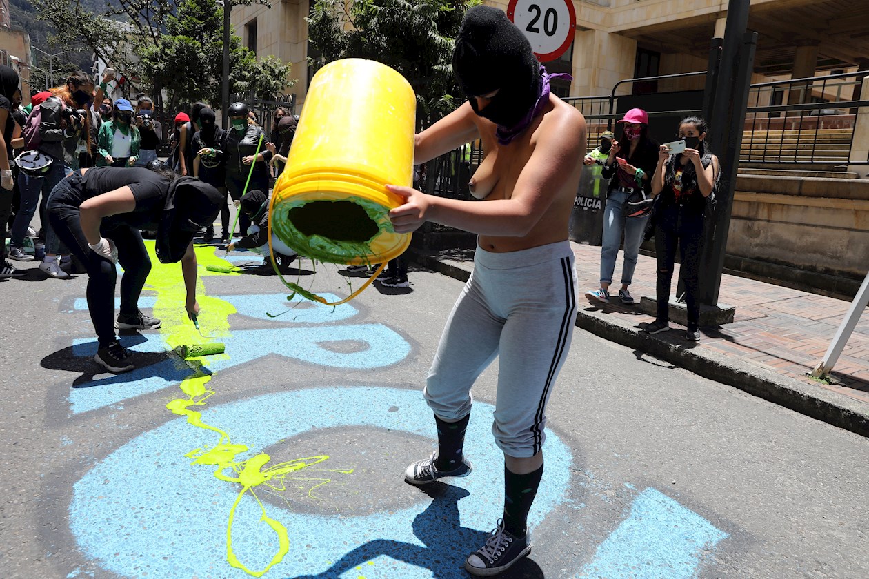 Durante la manifestación, los colectivos feministas cubrieron un grafiti que había sido puesto esta semana por movimientos antiabortistas y decía "Colombia es provida".
