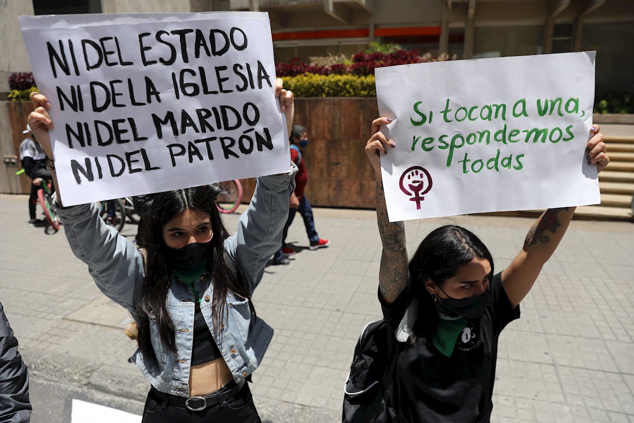 Manifestantes sostienen carteles en una calle de Bogotá (Colombia). 