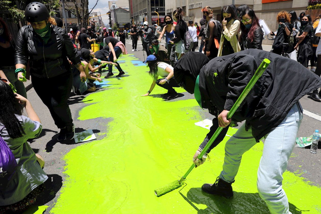 Manifestantes tapan con pintura un letrero que permanecía en la calle en el que que se leía "Colombia es Provida".