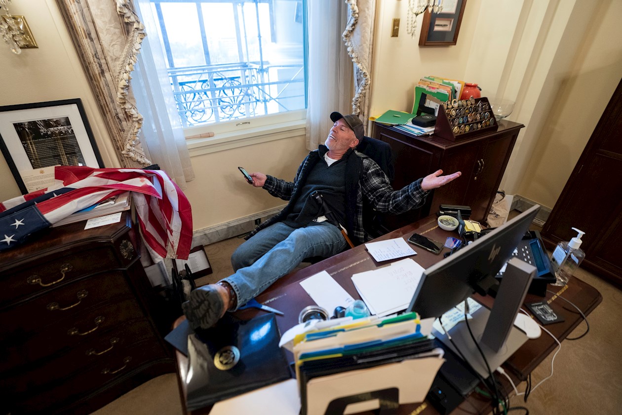 Un seguidor de Donald Trump en la oficina de Nancy Pelosi, presidenta de la Cámara de Representantes de Estados Unidos.