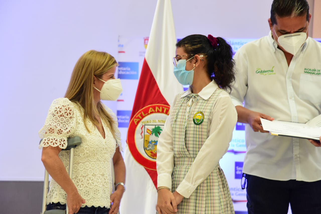 La Gobernadora del Atlántico, Elsa Noguera, con uno de los estudiantes exaltados.