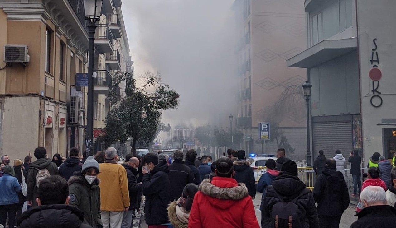 La explosión afectó completamente la fachada de un edificio en la calle de Toledo, en el distrito de La Latina, muy cerca de la Puerta de Toledo y junto a la iglesia de la Paloma.