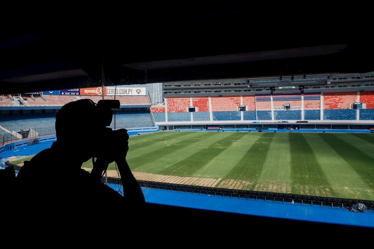 Un fotógrafo toma una foto desde uno de los palcos hoy, durante un recorrido al Estadio La Nueva Olla, de Asunción (Paraguay).