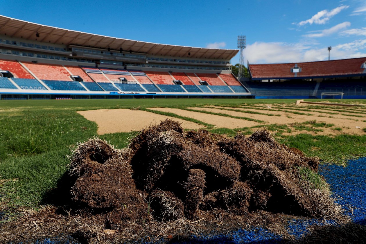 Fotografía del terreno de juego levantado con motivo dela reforma hoy, durante un recorrido al Estadio La Nueva Olla, de Asunción (Paraguay).