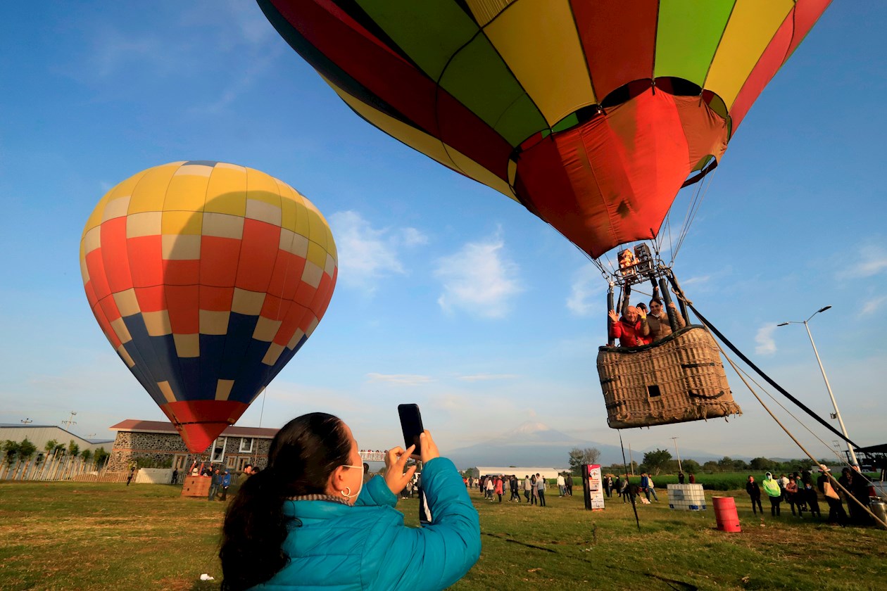  Cientos de personas tomaron la oportunidad de sentir adrenalina y se atrevieron a subir en algunos de estos globos que estaban a disposición de manera anclada y que solo se elevaban aproximadamente 20 metros de altura para simular un vuelo en el cielo.
