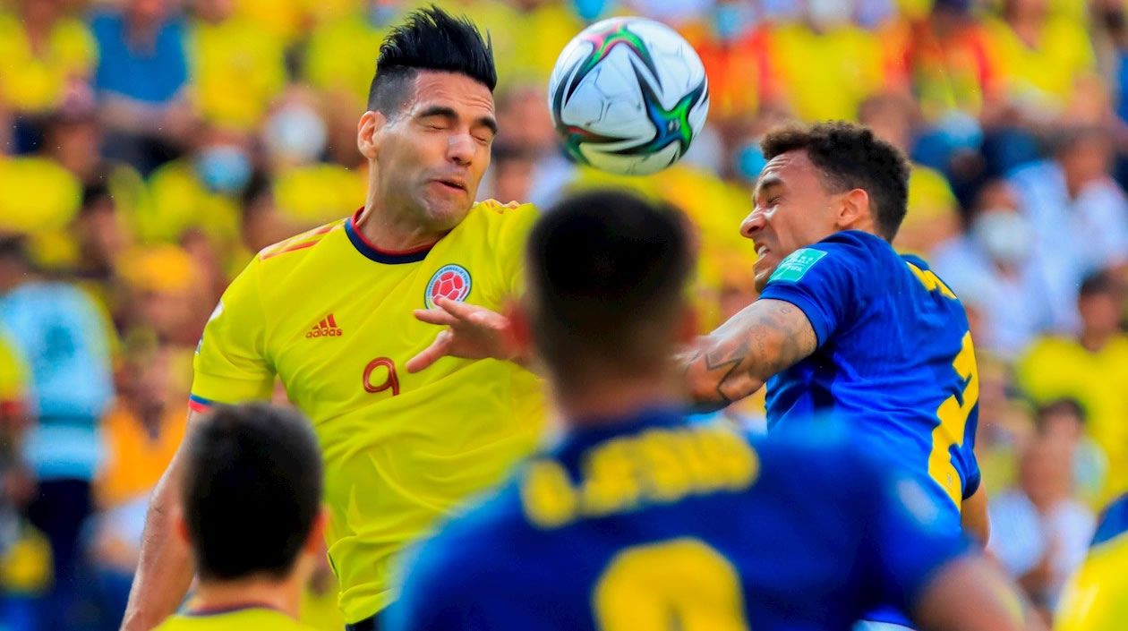 Radamel Falcao de Colombia disputa un balón con Danilo de Brasil
