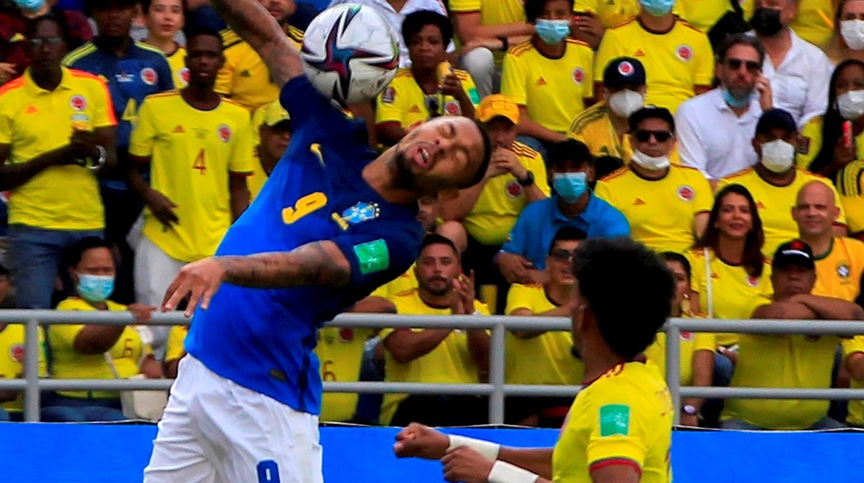 Johan Mojica de Colombia disputa un balón con Gabriel Jesús de Brasil hoy