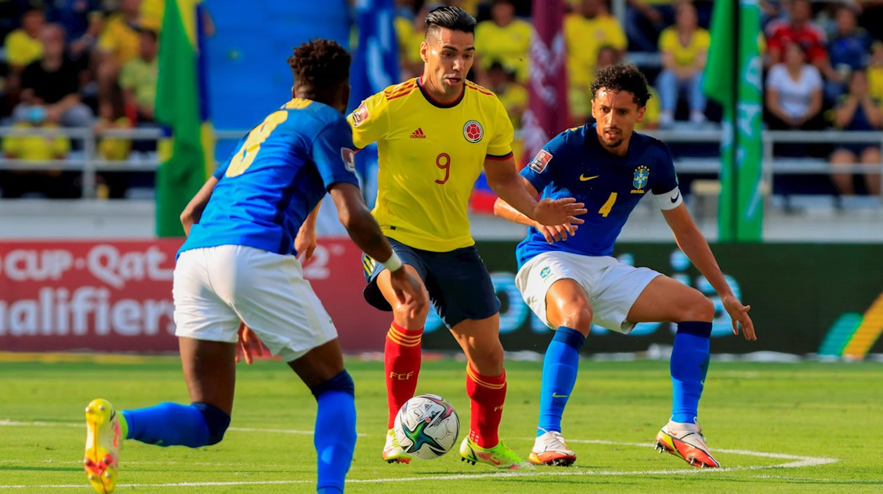 Radamel Falcao de Colombia disputa un balón con Marquinhos