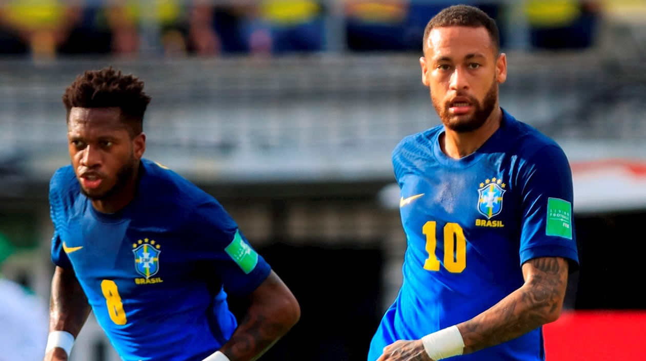 Neymar de Brasil controla el balón hoy
