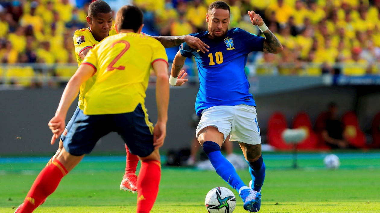 Wilmar Barrios disputa un balón con Neymar