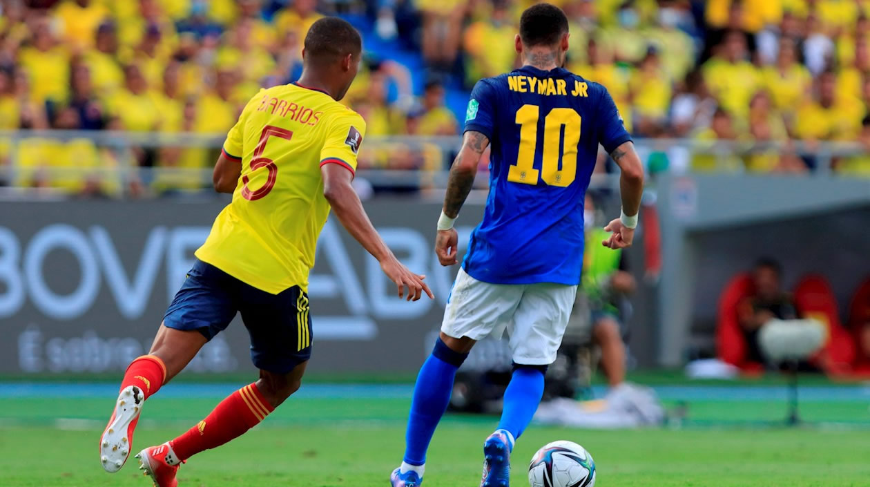 Wilmar Barrios de Colombia disputa hoy el balón con Neymar