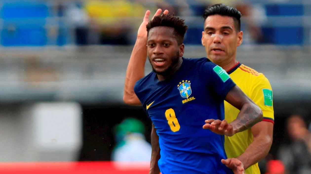 Radamel Falcao de Colombia disputa hoy el balón con Fred de Brasil