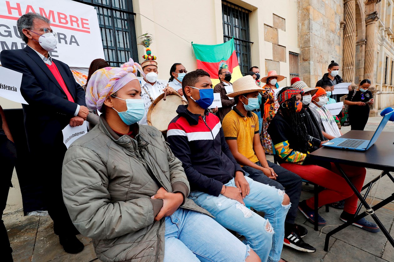- Indígenas realizan hoy una rueda de prensa durante una protesta en la Plaza de Bolívar, en Bogotá (Colombia).