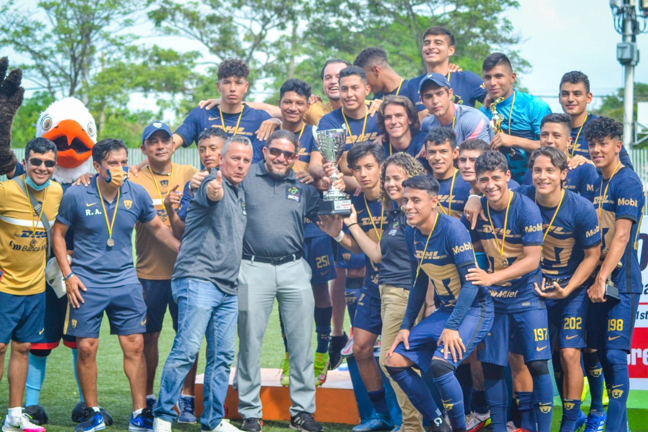 Pumas de México, campeones de la categoría sub-19. 