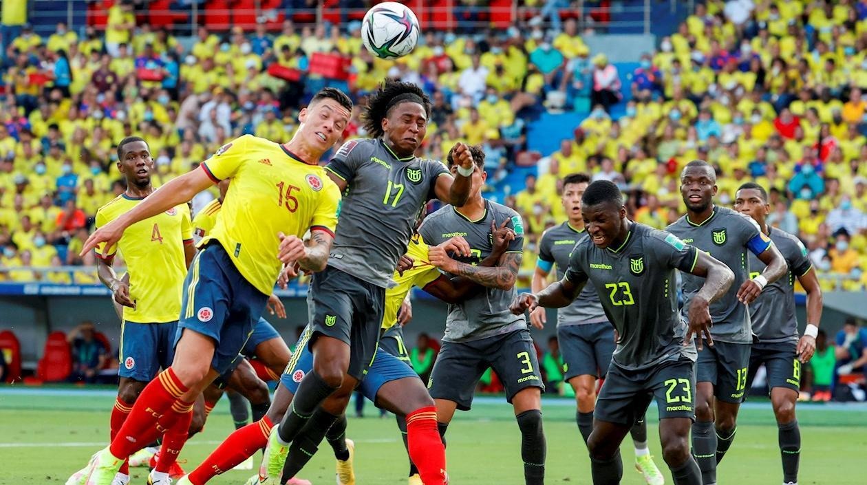 Mateus Uribe de Colombia disputa hoy el balón con Ángelo Preciado