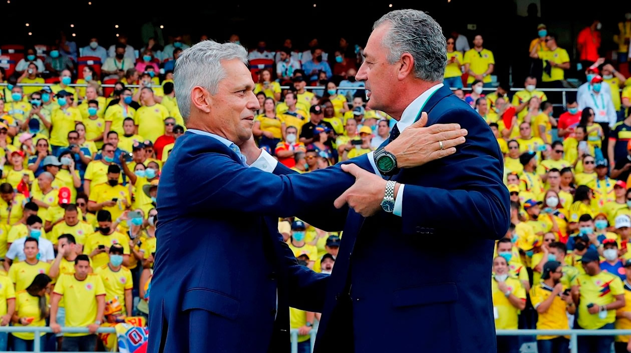 El entrenador Reinaldo Rueda de Colombia saluda hoy a su par de Ecuador, Gustavo Alfaro