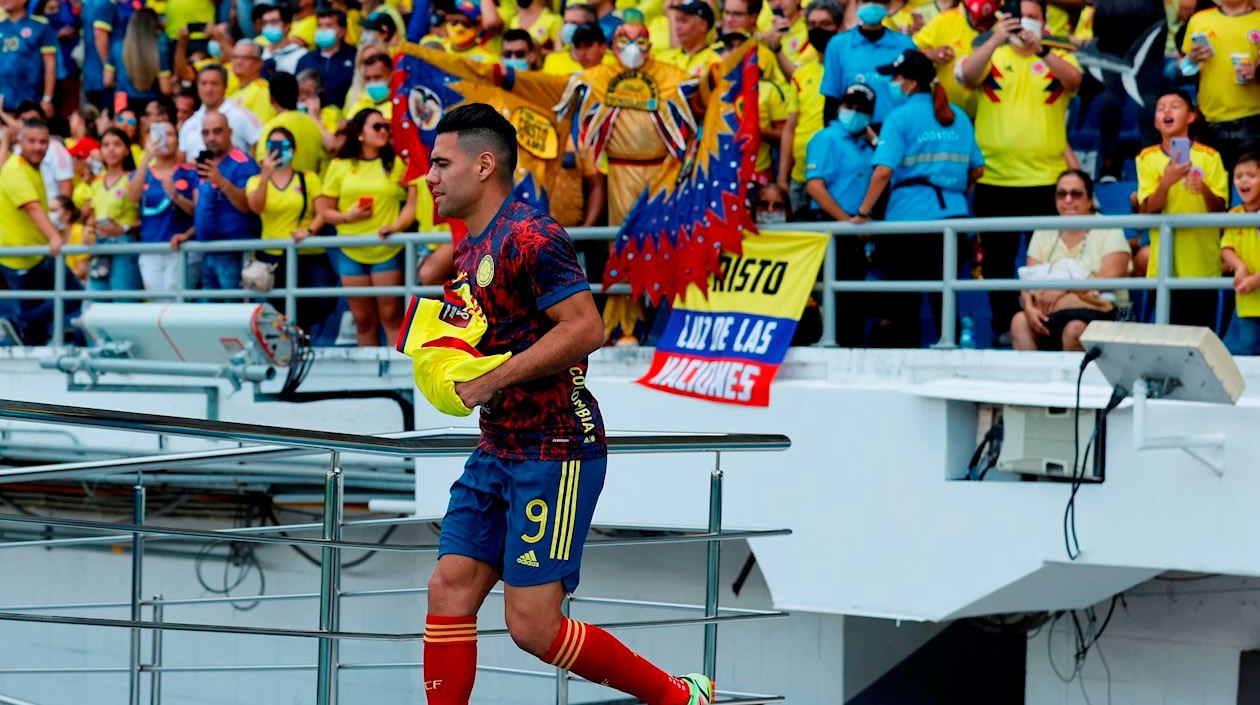 Radamel Falcao de Colombia se dispone a entrar hoy contra Ecuador