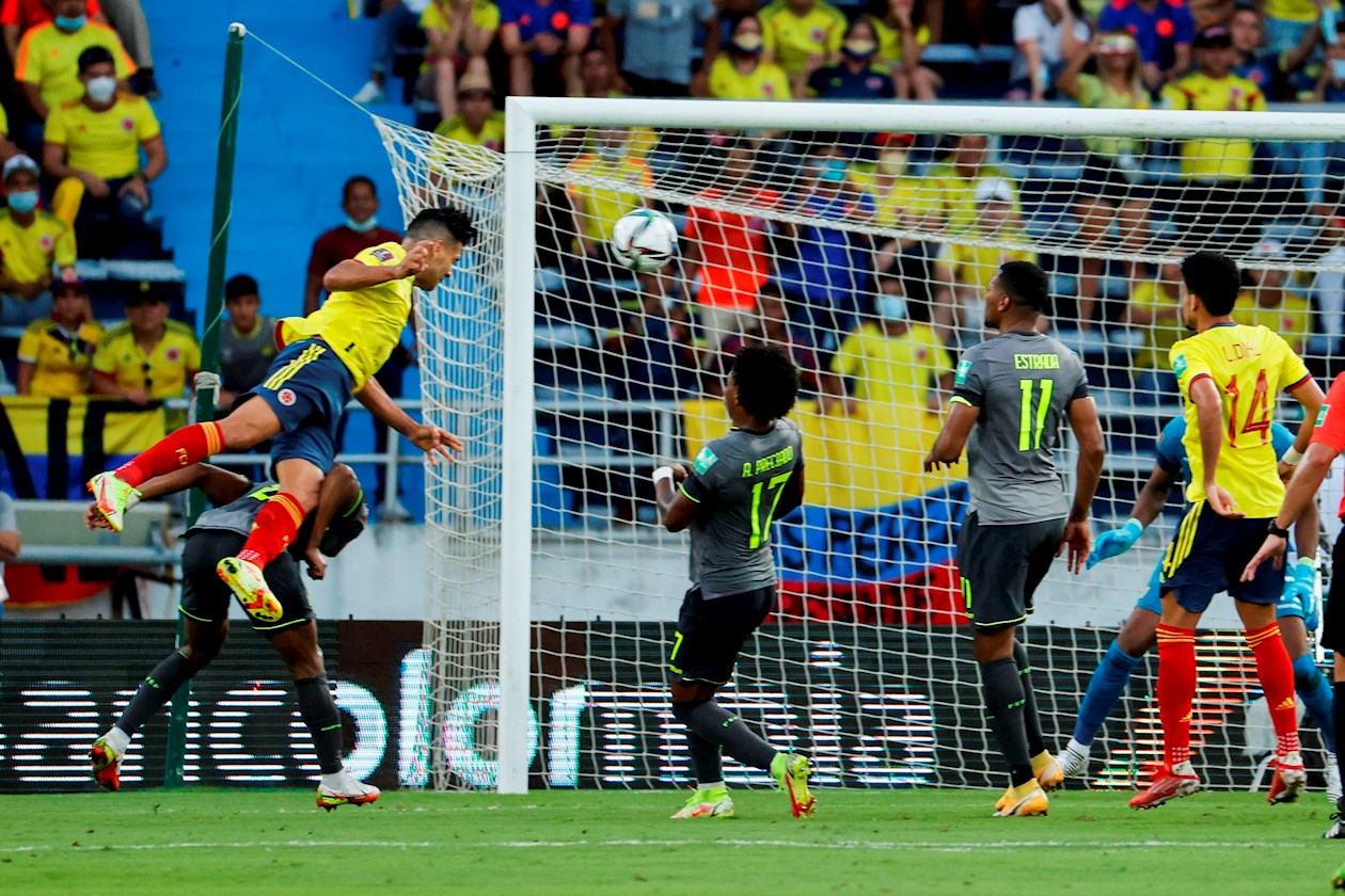 Radamel Falcao de Colombia cabecea hoy contra Ecuador