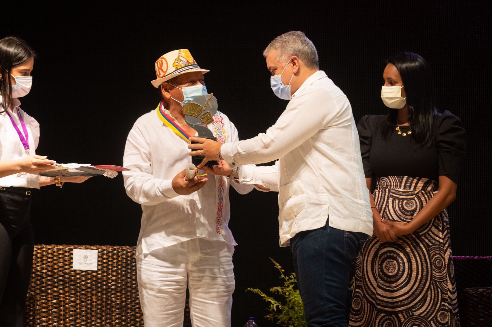 Presidente Duque entrega el reconocimiento a Rosendo Romero, el poeta de Villanueva.