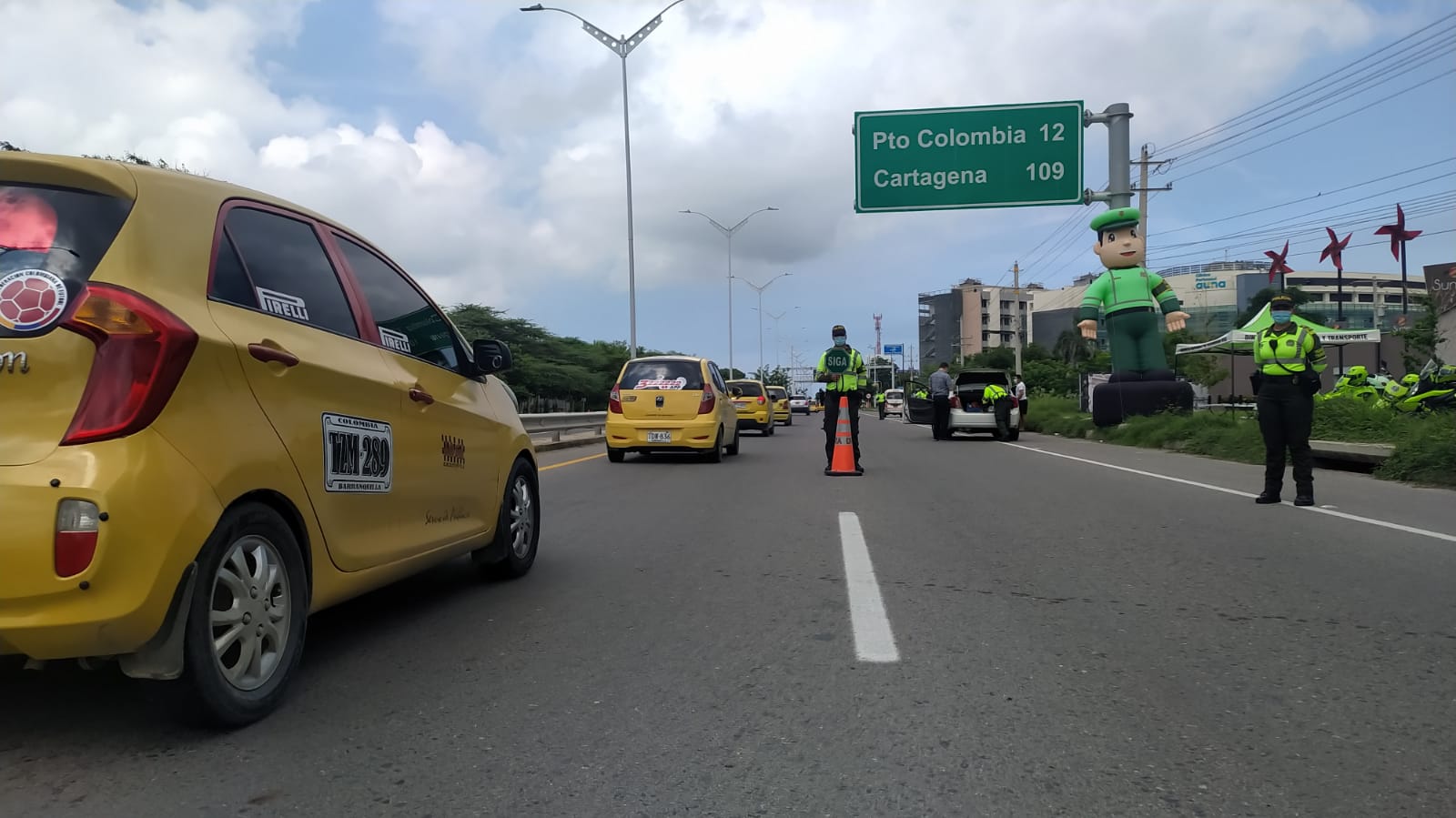 En este fin de semana puente festivo “Día de la Raza” la Seccional de Tránsito y Transporte de la Policía Metropolitana de Barranquilla, dispuso toda su capacidad operativa en diferentes puestos de prevención vial y de control sobre los principales corredores viales de Barranquilla.