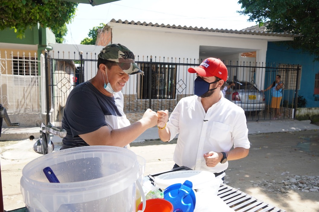 El Alcalde Jaime Pumarejo dialogando con un vendedor ambulante.