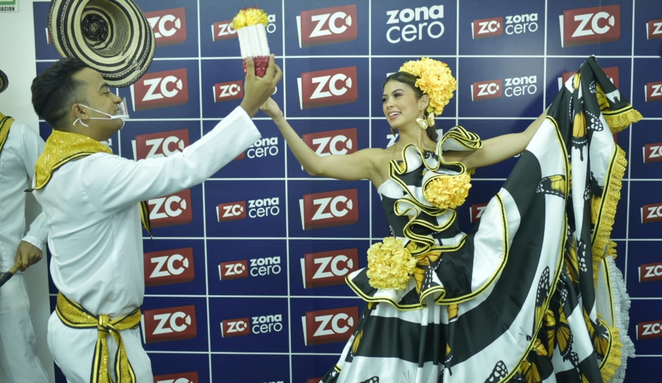 Bailando cumbia la reina Valeria Charris en la sede de Zona Cero.