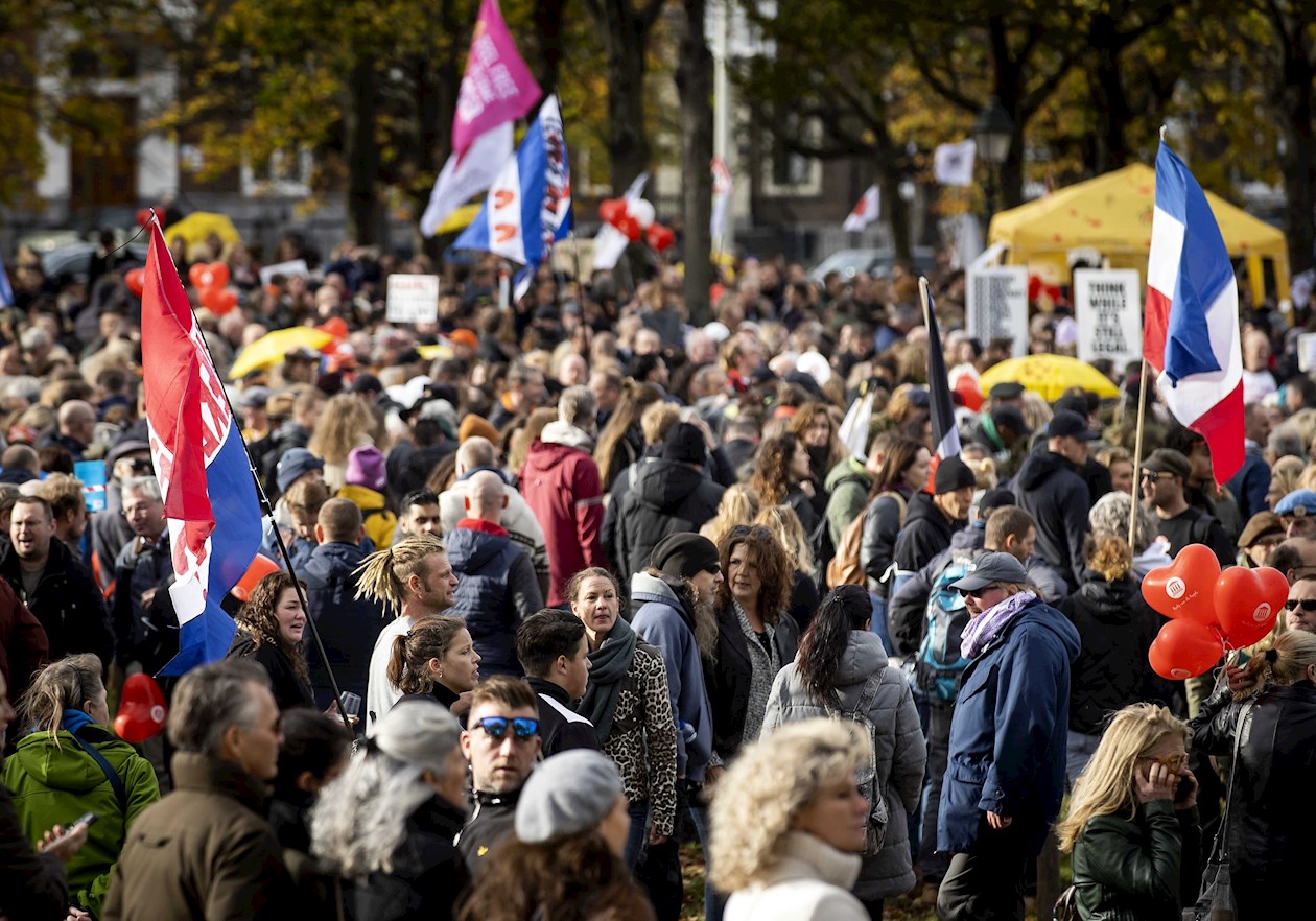 Algunos manifestante ondeaban la bandera naranja, blanca y azul del grupo de extrema derecha Voorpost, una consigna usada por el partido nazi neerlandés durante la Segunda Guerra Mundial y que se ha visto en protestas anteriores contra las medidas para frenar contagios de coronavirus.