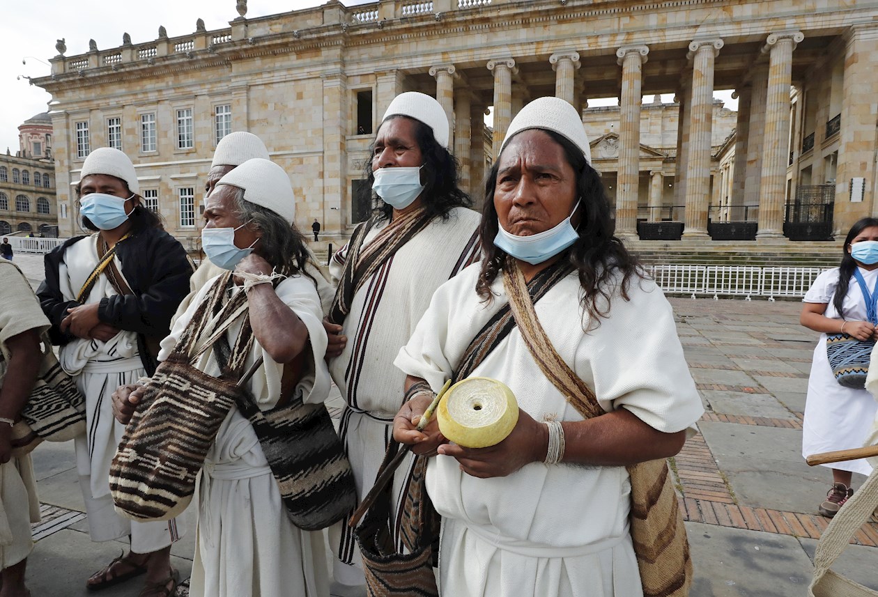 Indígenas de la Sierra Nevada de Santa Marta en la Plaza de Bolívar.