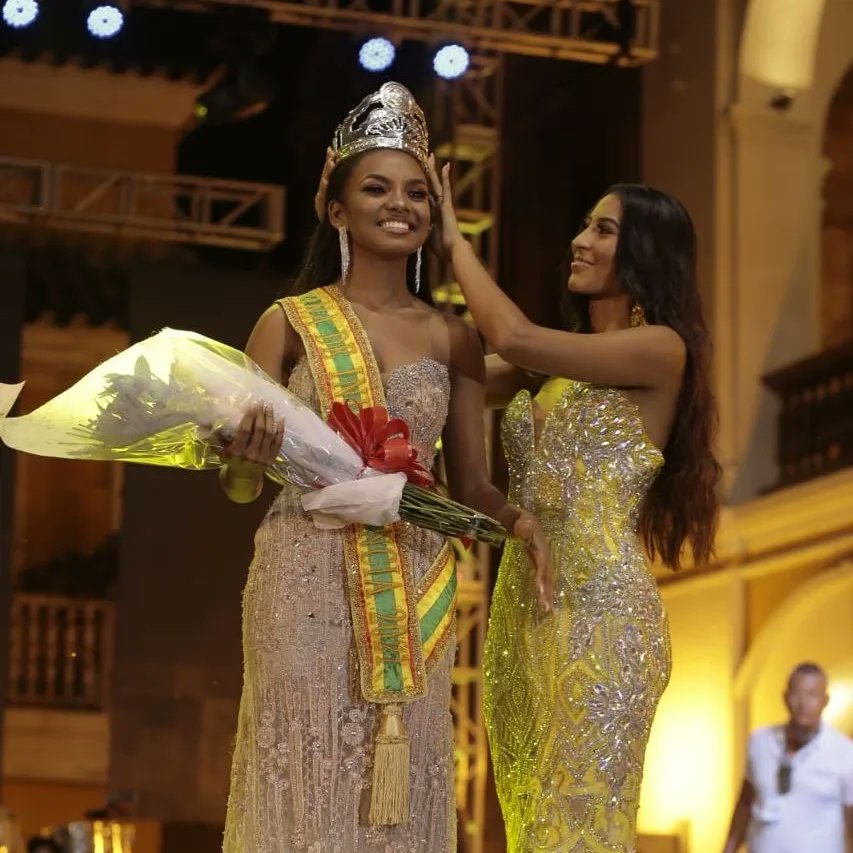 Estefany Meza Olascuaga coronó a Angélica Blanco como la Reina de Independencia 2021-2022. 