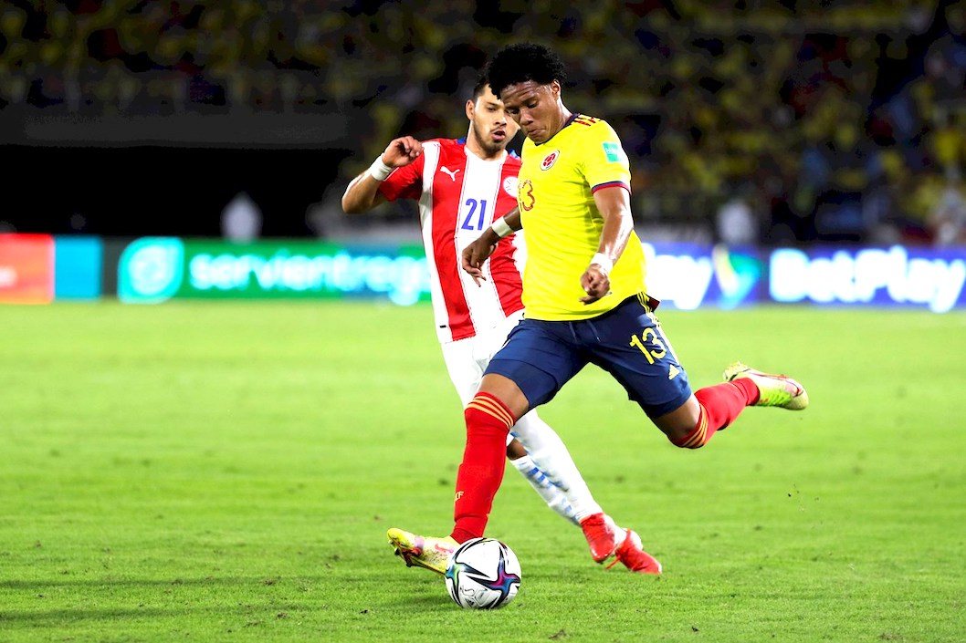 Yairo Moreno despejando una jugada de peligro ante la llegada de Óscar Romero.