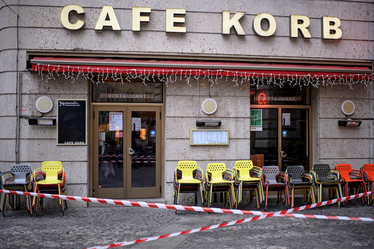 Fachada de un café cerrado en el centro de Viena este lunes.