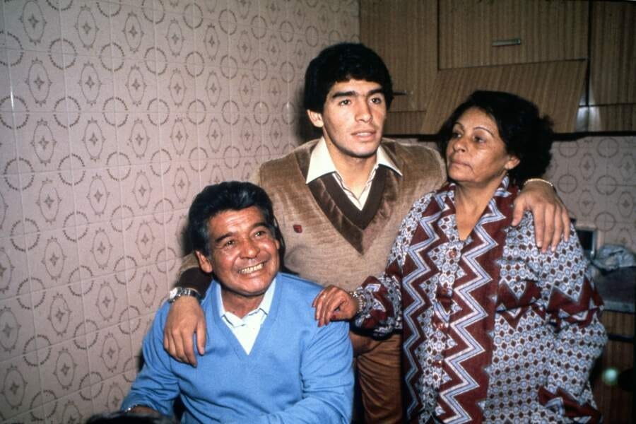 Diego Maradona con sus padres.