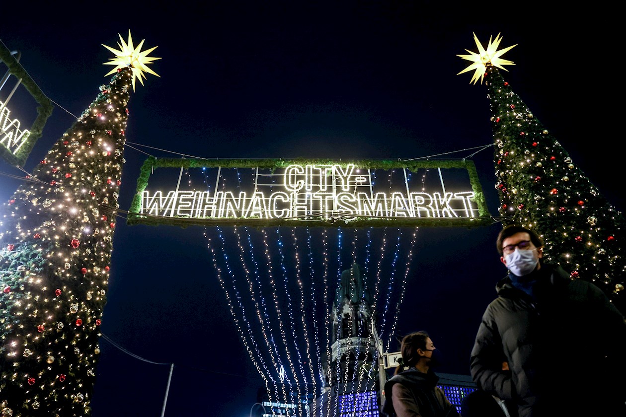 La plaza Breitscheid en Berlín ya está iluminado para que el espíritu navideño esté presente.