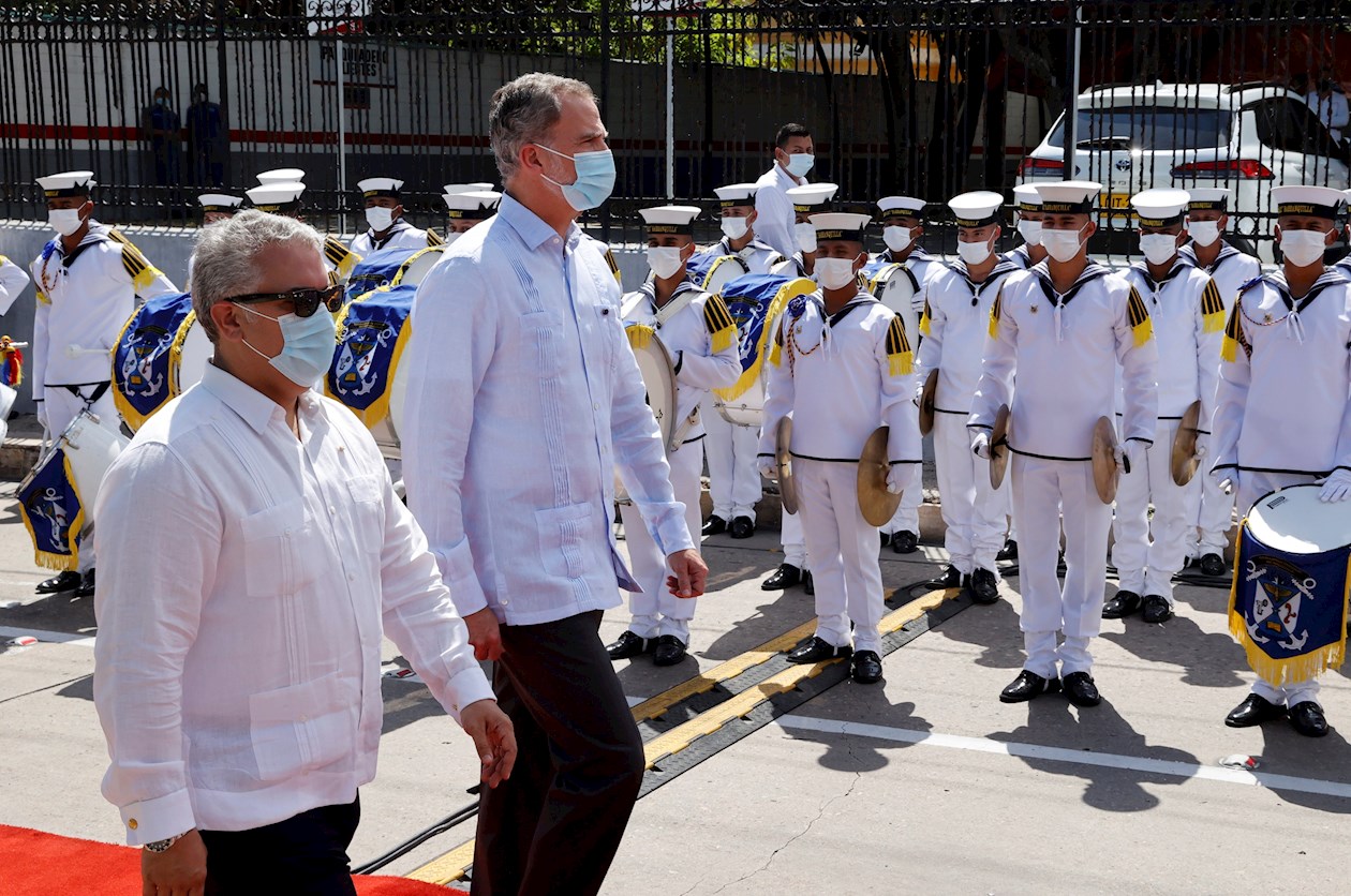 El rey Felipe VI de España fue recibido este jueves con honores militares por el presidente colombiano, Iván Duque, en la ciudad de Barranquilla, donde el monarca participará en el XXVII Congreso Bienal de la Asociación Mundial de Juristas.